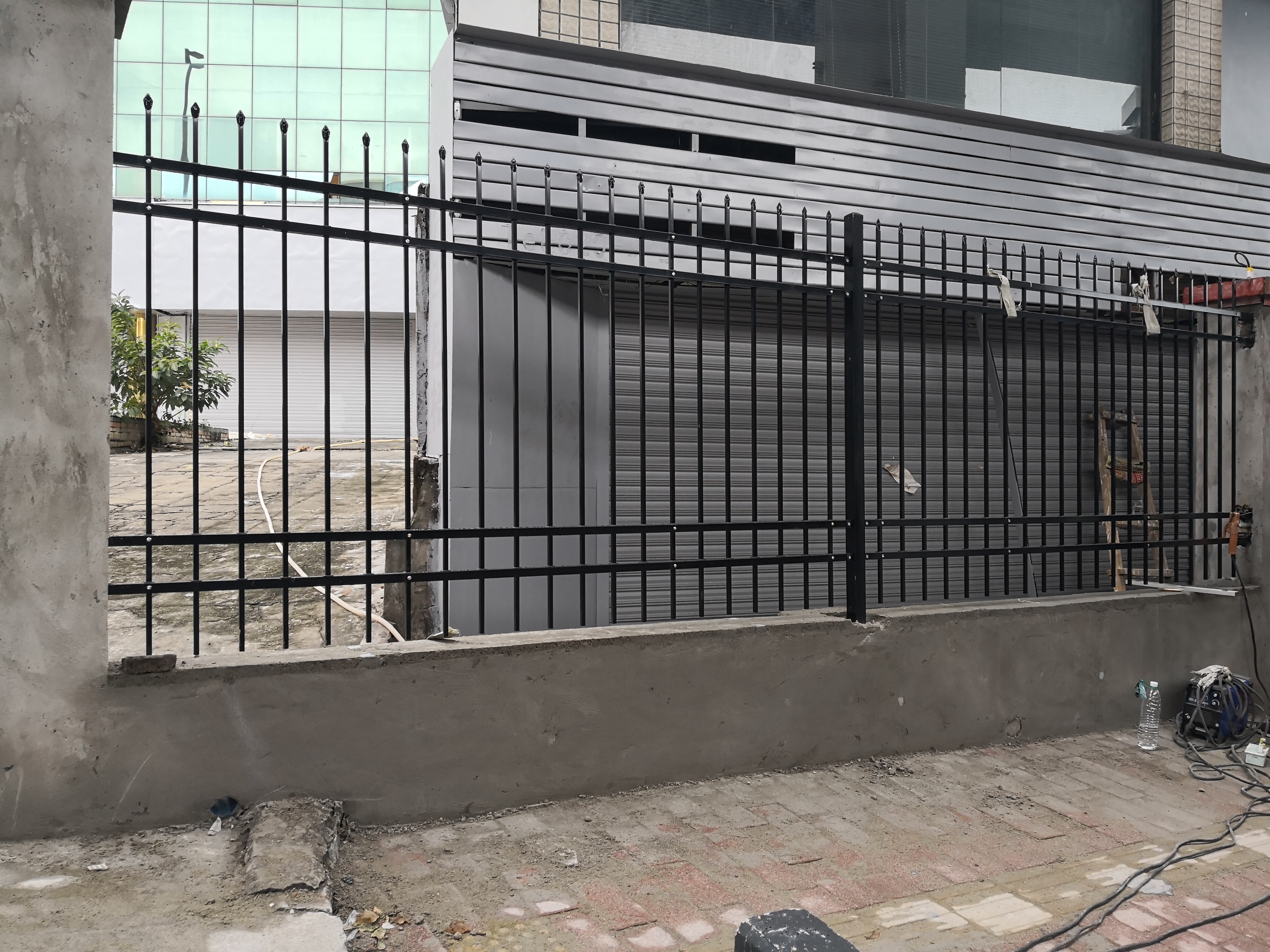 小區(qū)圍墻鋅鋼護欄該如何定期維護呢?